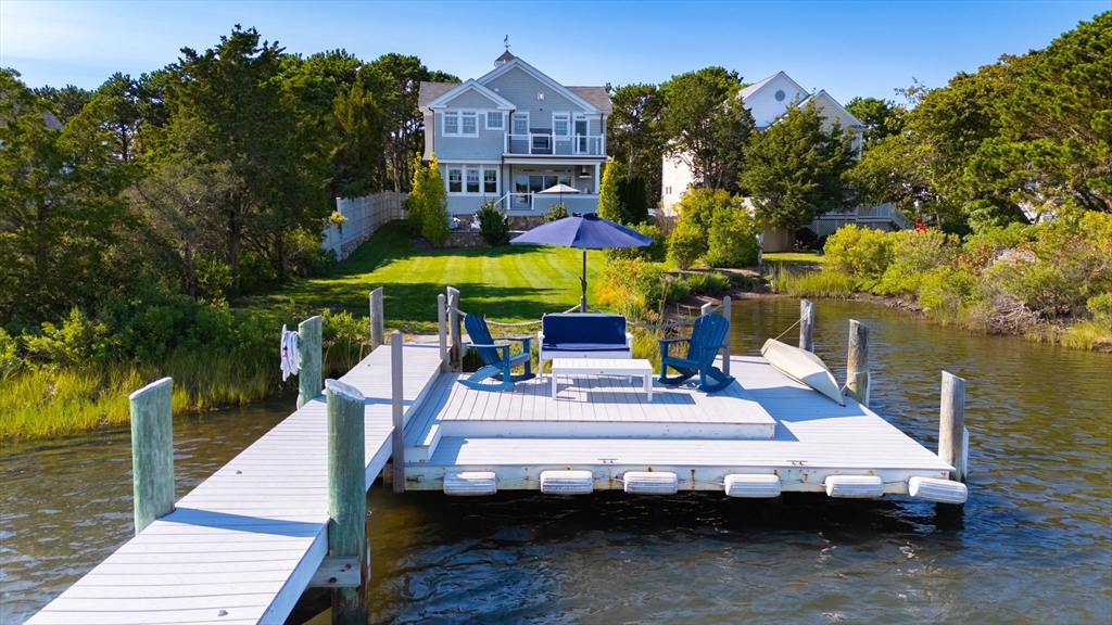 424 Monomoscoy Road Mashpee, MA 02649 - Photo 4 of 34