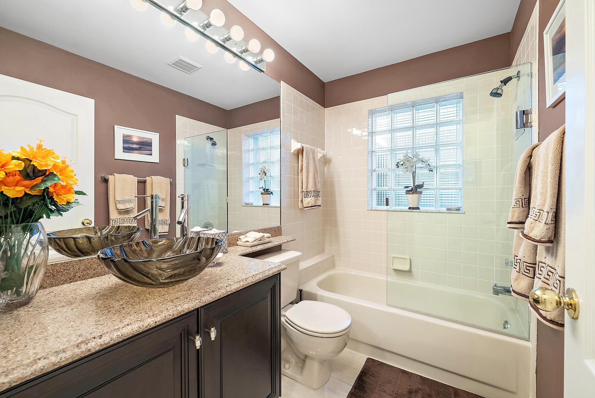 575 Masters Way Palm Beach Gardens, FL 33418 - Photo 21 of 42 Guest Bath