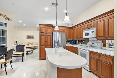 a large kitchen with kitchen island a large island in it