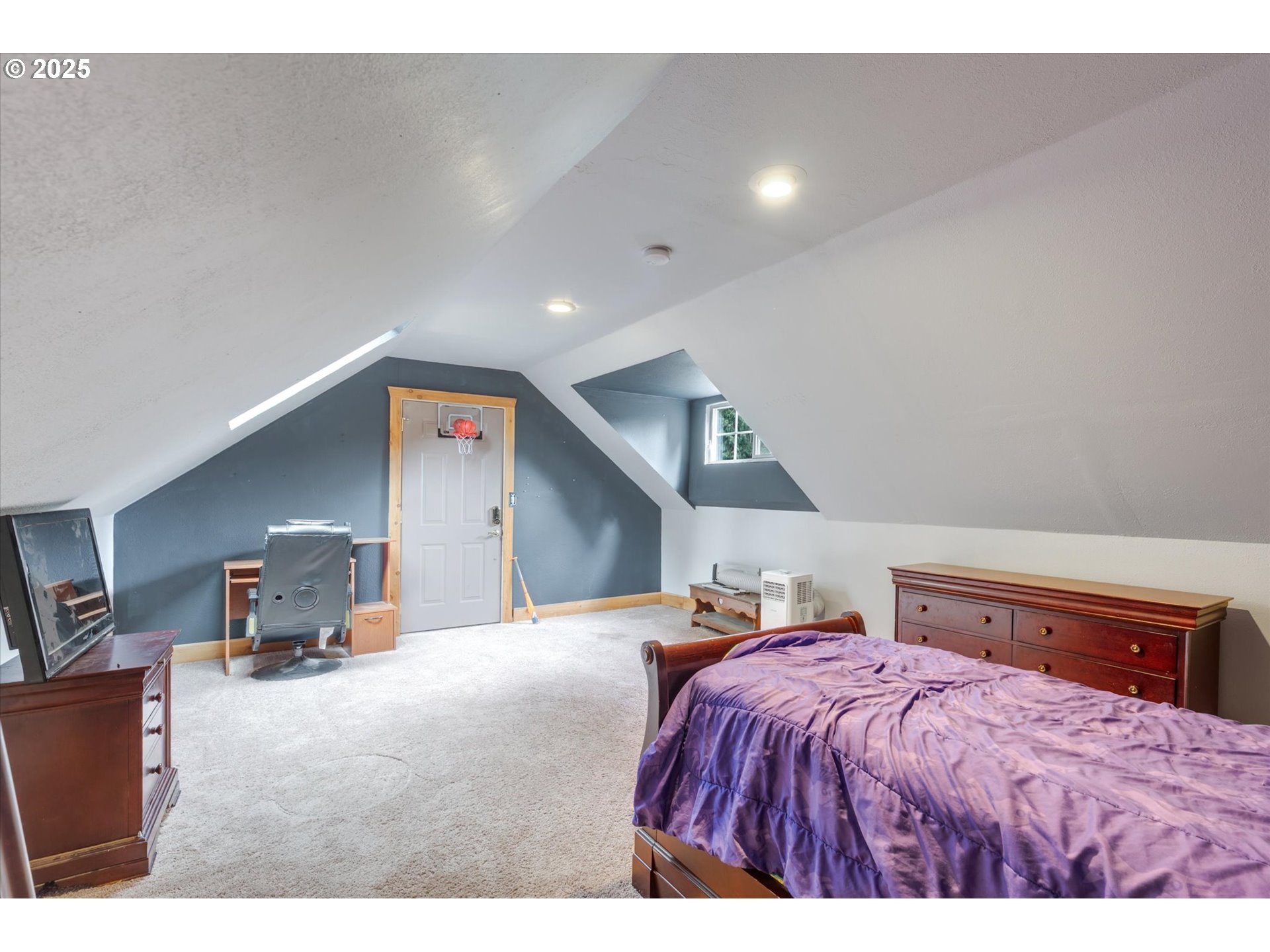 113 Garden Lane Winlock, WA 98596 - Photo 20 of 33 a bedroom with a bed and a tv