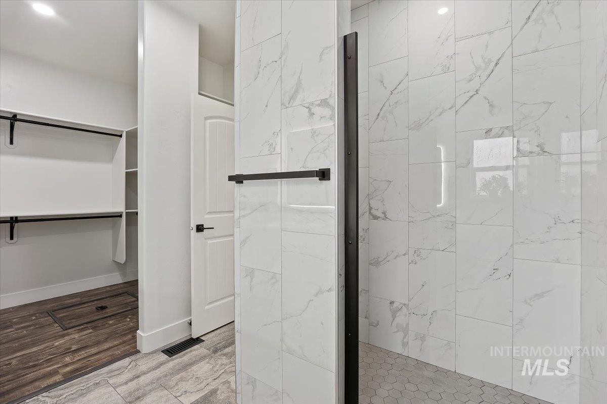 1189 Trail Crest Road Twin Falls, ID 83301 - Photo 22 of 44 Bathroom featuring a tile shower and light wood finished floors
