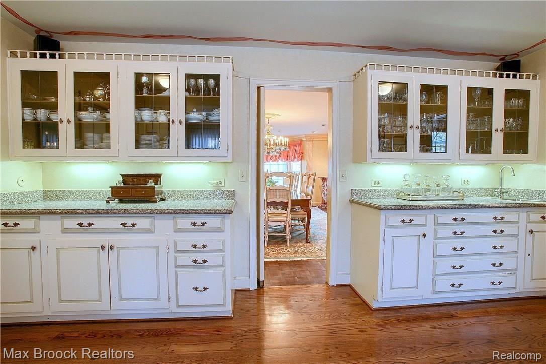 300 Cranbrook Road Bloomfield Hills, MI 48304 - Photo 20 of 51 Wonderful Butlers Pantry