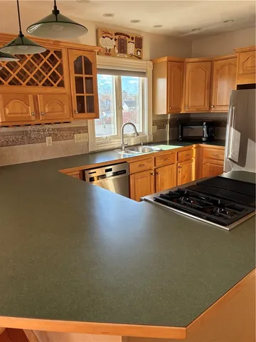 $1,600 | 1 Rolfe Square, Unit 2, Cranston, RI 02910