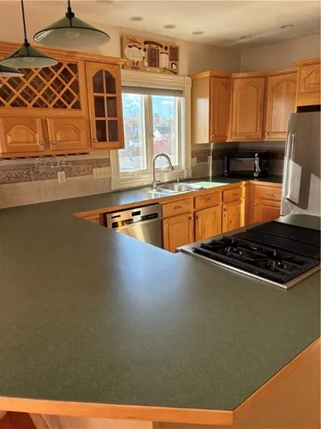 $1,800 | 1 Rolfe Square, Unit 2, Cranston, RI 02910