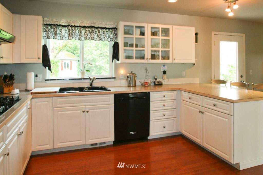 2320 Northeast 11th Court Renton, WA 98056 - Photo 4 of 15
