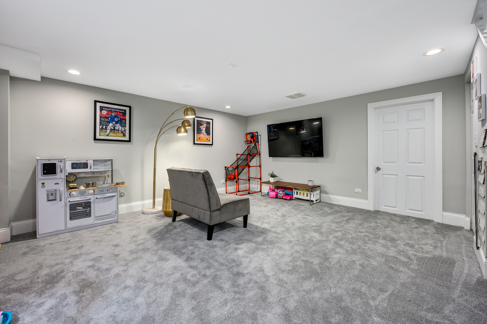 808 Rolling Pass Glenview, IL 60025 - Photo 27 of 33 a view of a livingroom with furniture and a flat screen tv