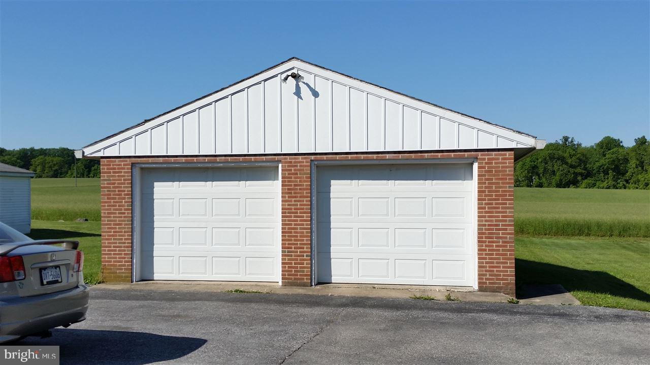 478 Locust Grove Road York, PA 17402 - Photo 3 of 25 Gallery Image 3