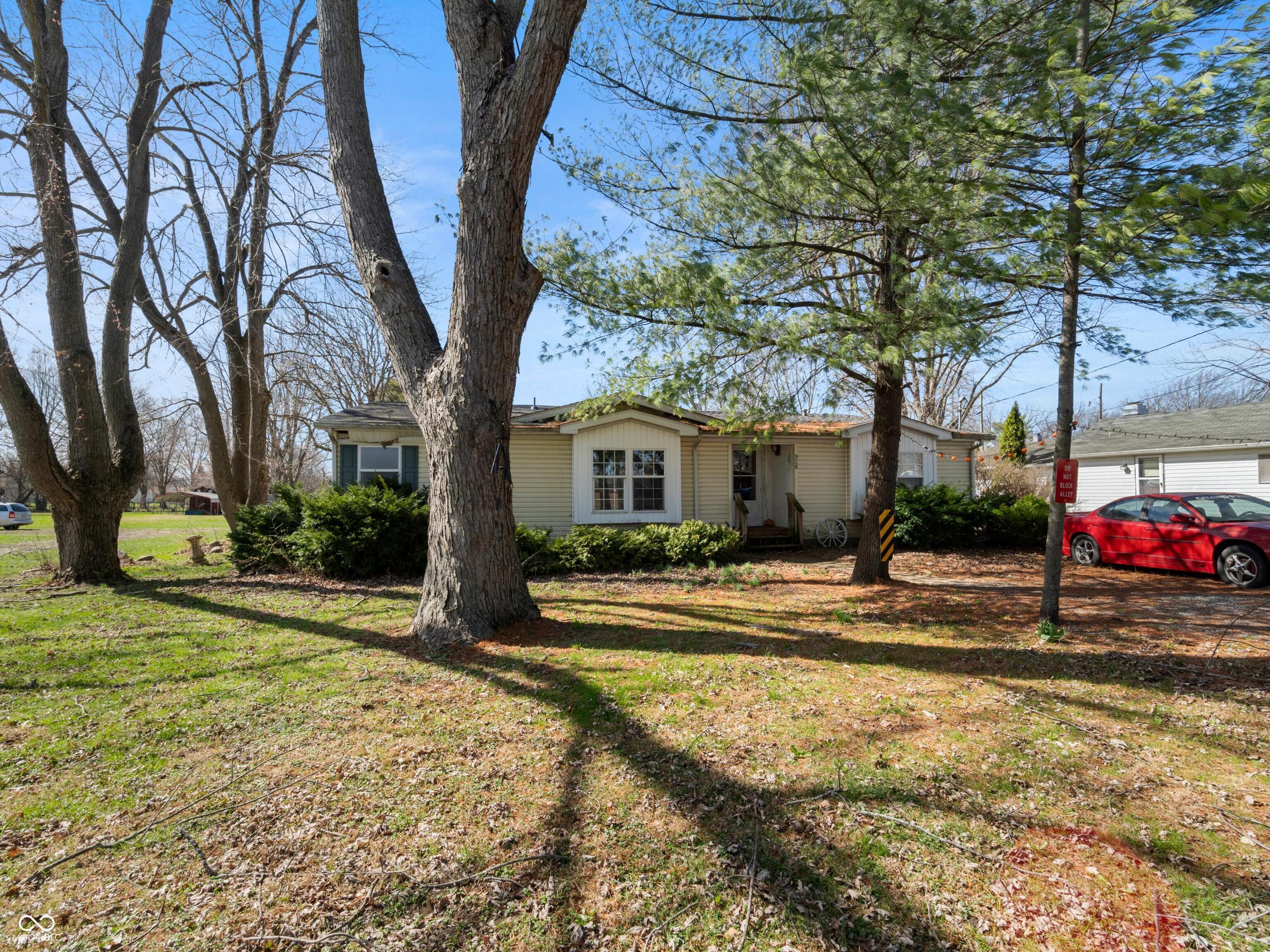 928 South Broadway Street Pendleton, IN 46064 - Photo 2 of 15