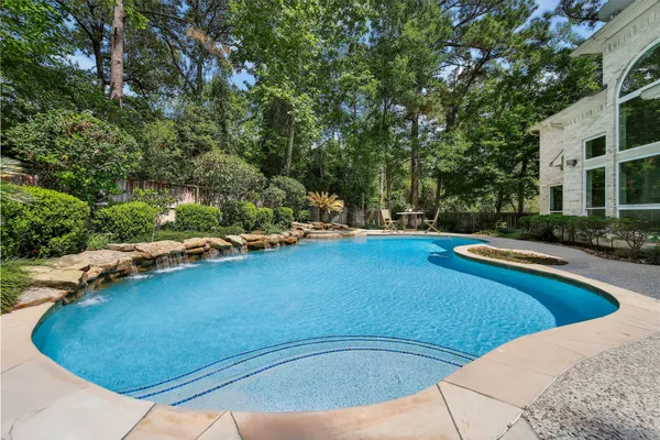 $1,125,000 | 19 Millwright Place, The Woodlands, TX 77382