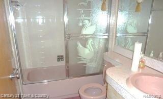 29560 Hoover Road Warren, MI 48093 - Photo 4 of 6 Bathroom