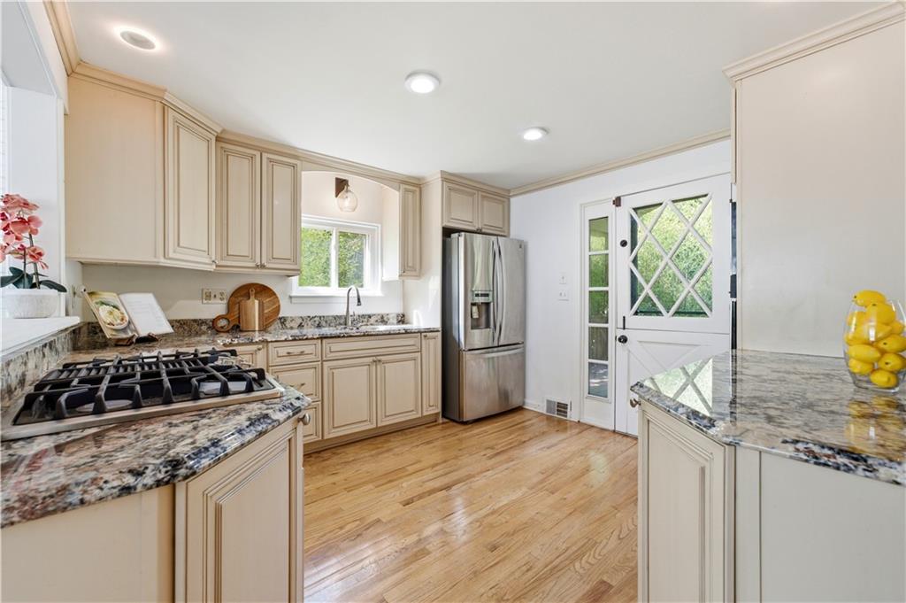 998 Jefferson Heights Road Pittsburgh, PA 15235 - Photo 9 of 26