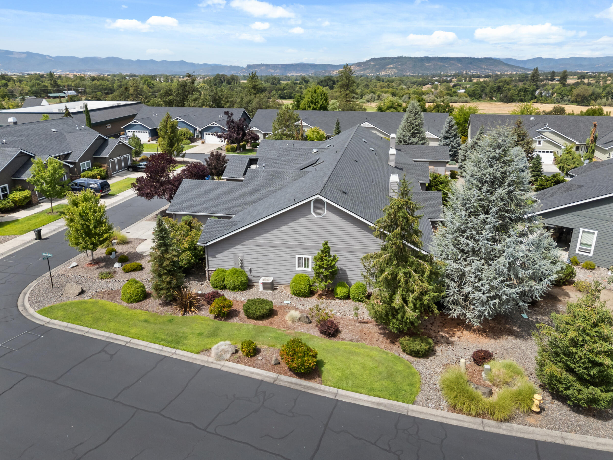 115 Sandridge Way Eagle Point, OR 97524 - Photo 8 of 36 _115 Sandridge Way_ Eagle Point-Dr-05