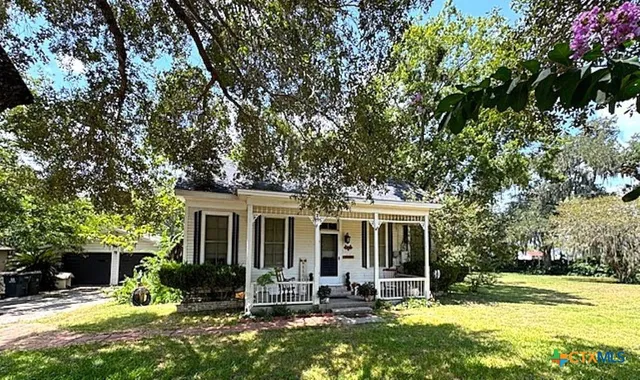 $189,900 | 208 Villa Street, Cuero, TX 77954