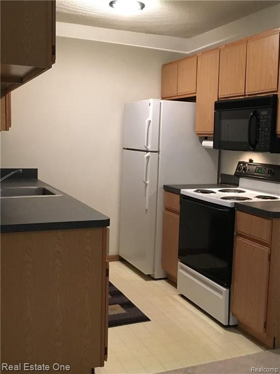 24060 Middlebelt Road, Unit 22 Farmington Hills, MI 48336 - Photo 3 of 15