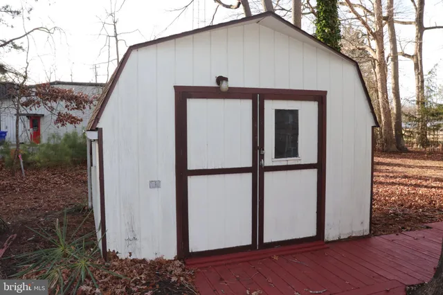 a view of a house with backyard