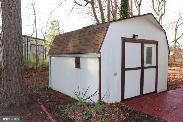 a view of backyard of the house