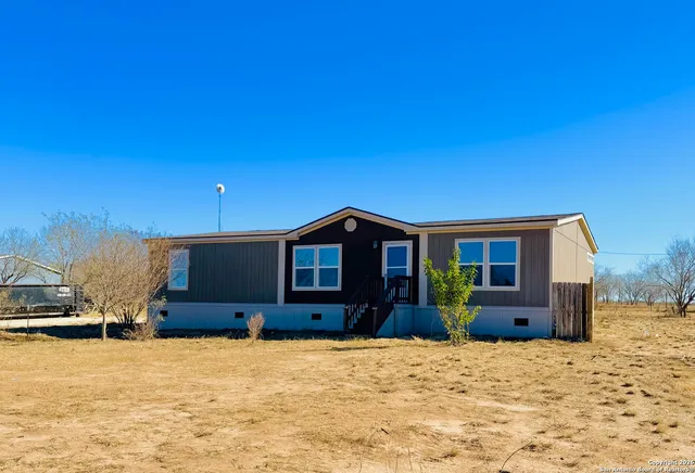 $209,900 | 1009 County Road 773, Devine, TX 78016