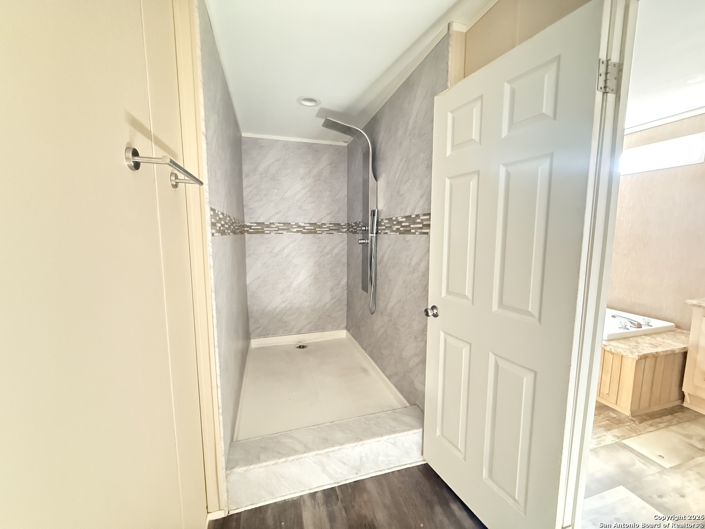 1009 County Road 773 Devine, TX 78016 - Photo 13 of 15 a view of bathroom with a tub