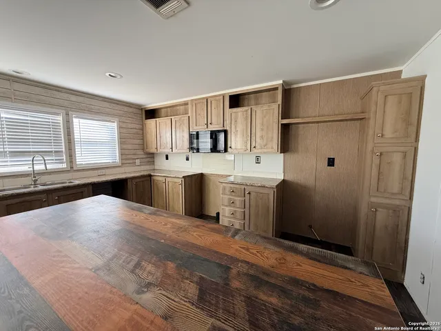 $209,900 | 1009 County Road 773, Devine, TX 78016