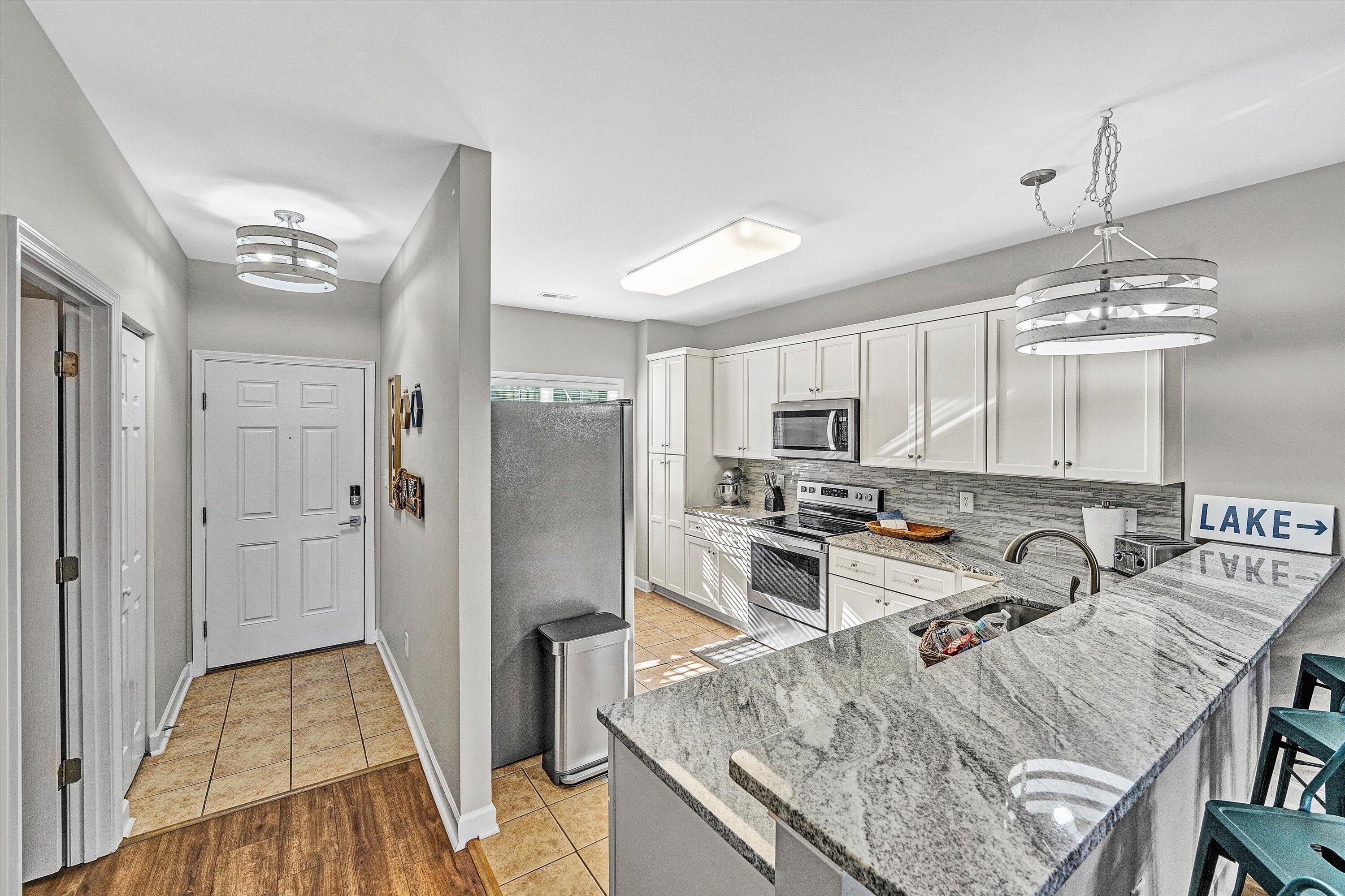 1175 Mariners Way, Unit 59 Huddleston, VA 24104 - Photo 4 of 44 a kitchen with granite countertop a stove and refrigerator