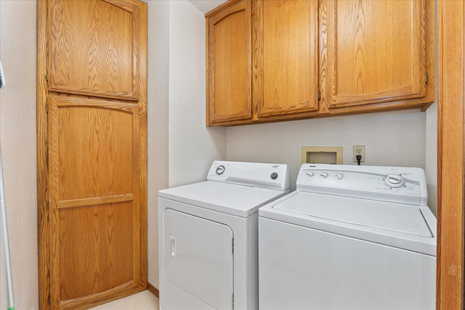 680 Larkspur Lane Murphys, CA 95247 - Photo 16 of 41 a utility room with dryer and washer