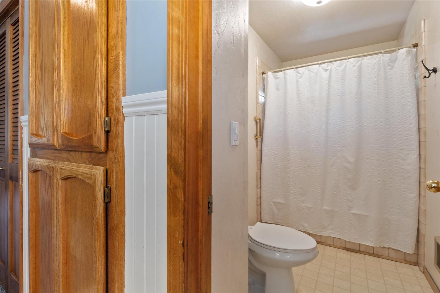 680 Larkspur Lane Murphys, CA 95247 - Photo 22 of 41 a bathroom with a sink and toilet