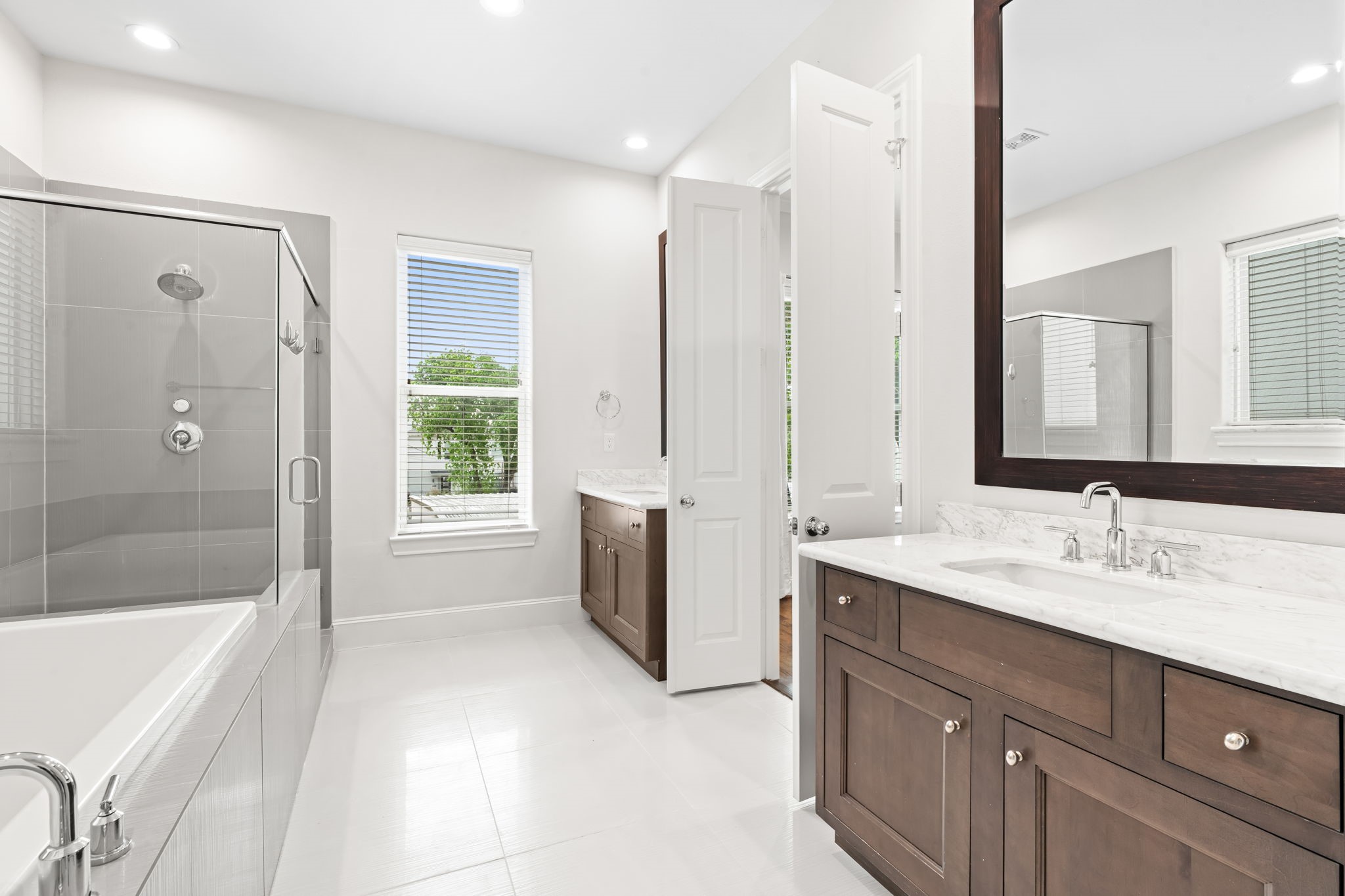 5621 Cohn Meadow Lane Houston, TX 77007 - Photo 13 of 35 Spacious primary bathroom with double vanities