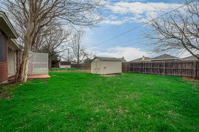 a view of a house with backyard and a garden