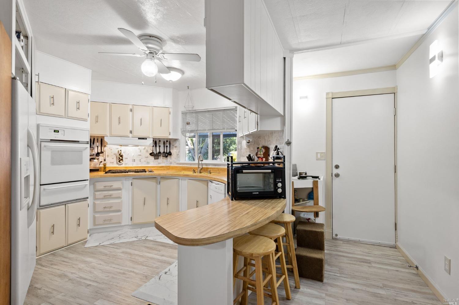 Roomy Kitchen - Gas Appliances (Wolf Brand Gas Stovetop!)