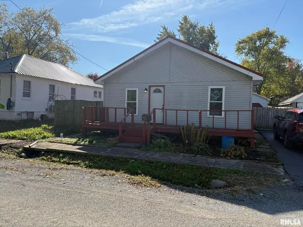 a view of a house with backyard and garden