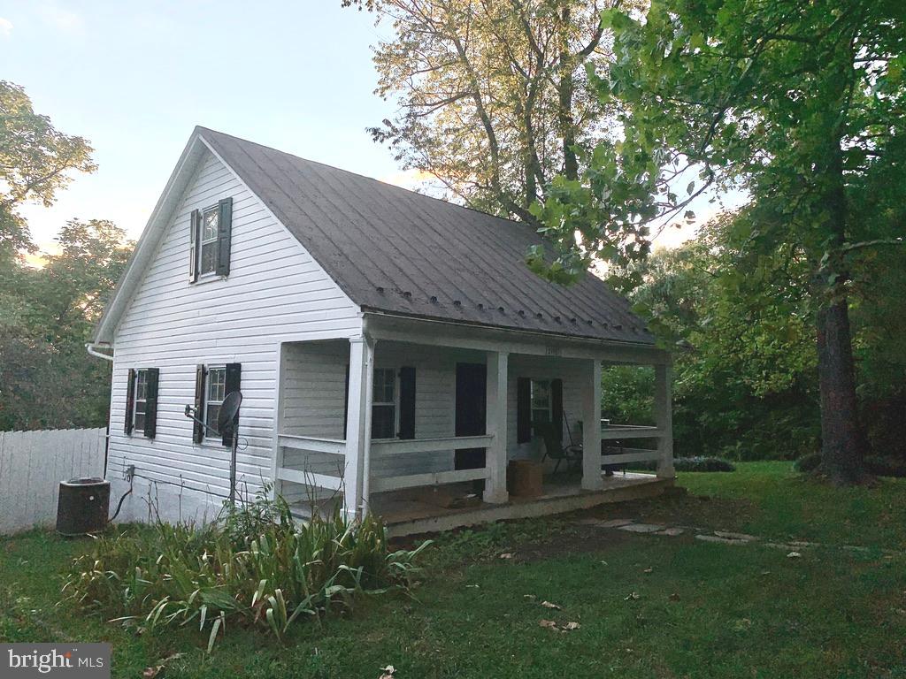 21927 Foxcroft Road Middleburg, VA 20117 - Photo 2 of 10 Classic hunt box cottage on two levels