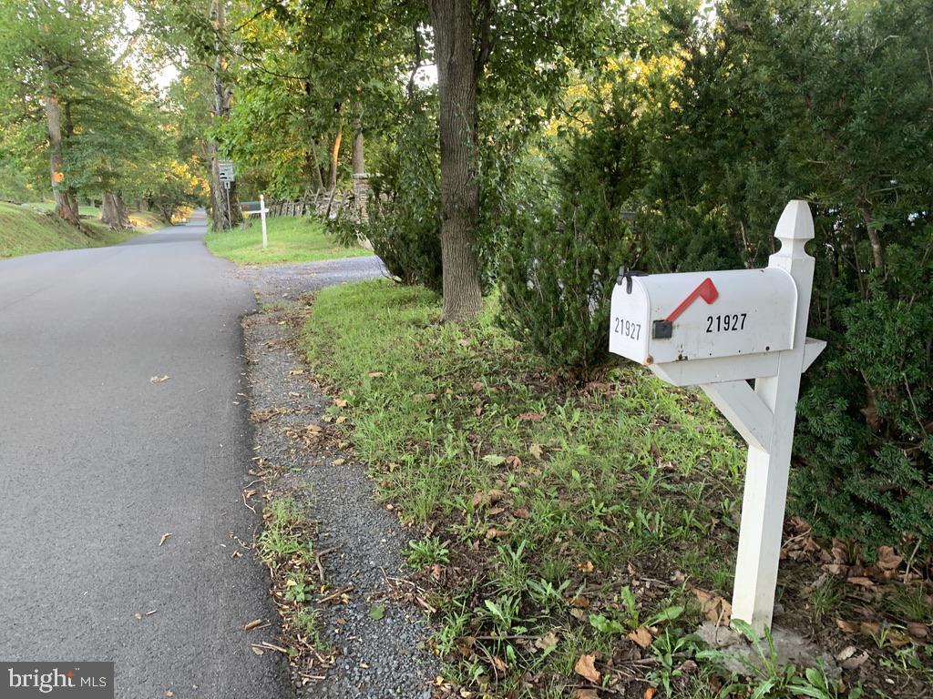 21927 Foxcroft Road Middleburg, VA 20117 - Photo 5 of 10 Foxcroft Road is so pretty.