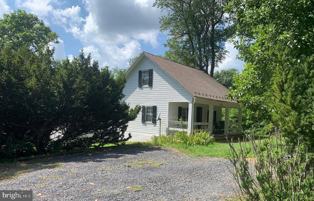 21927 Foxcroft Road Middleburg, VA 20117 - Photo 6 of 10 Two car parking off driveway.