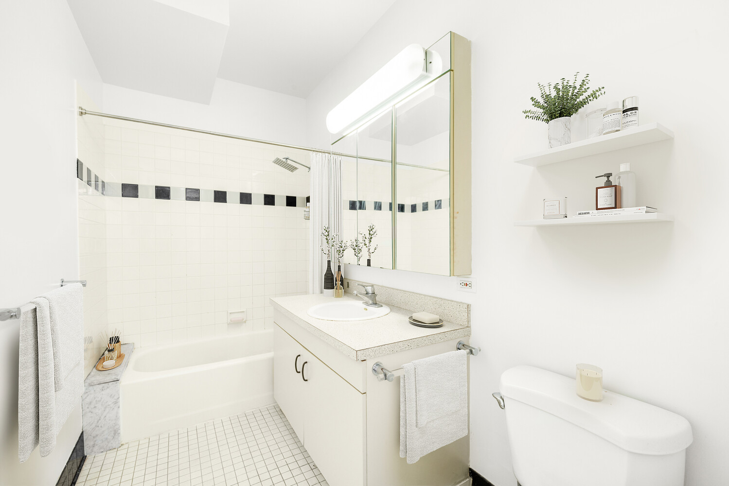 111 West 67th Street, Unit 24B Manhattan, NY 10023 - Photo 5 of 8