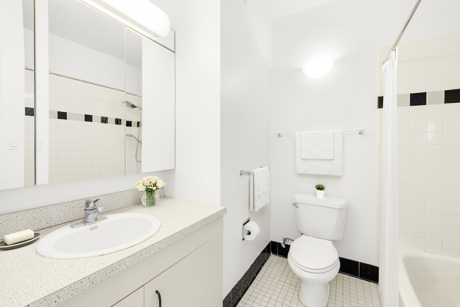 111 West 67th Street, Unit 24B Manhattan, NY 10023 - Photo 7 of 8