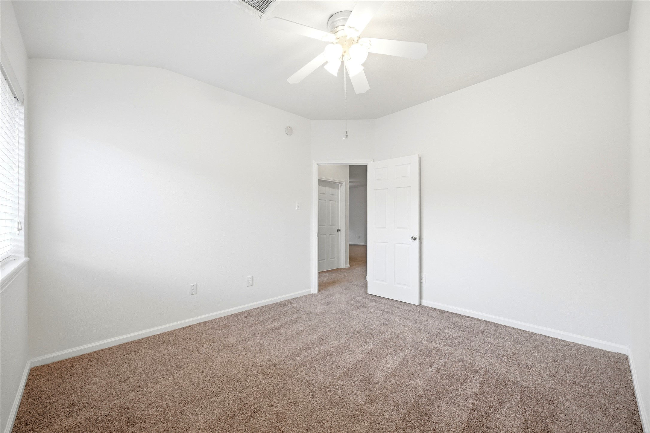 5411 Gate Canyon Court Spring, TX 77373 - Photo 29 of 33 an empty room with a chandelier fan and closet area