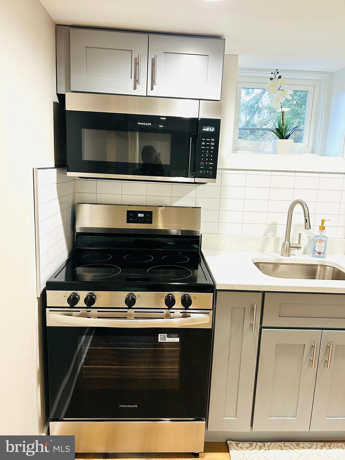 1516 Hamilton Street Northwest Washington, DC 20011 - Photo 3 of 14 a close view of stove top oven