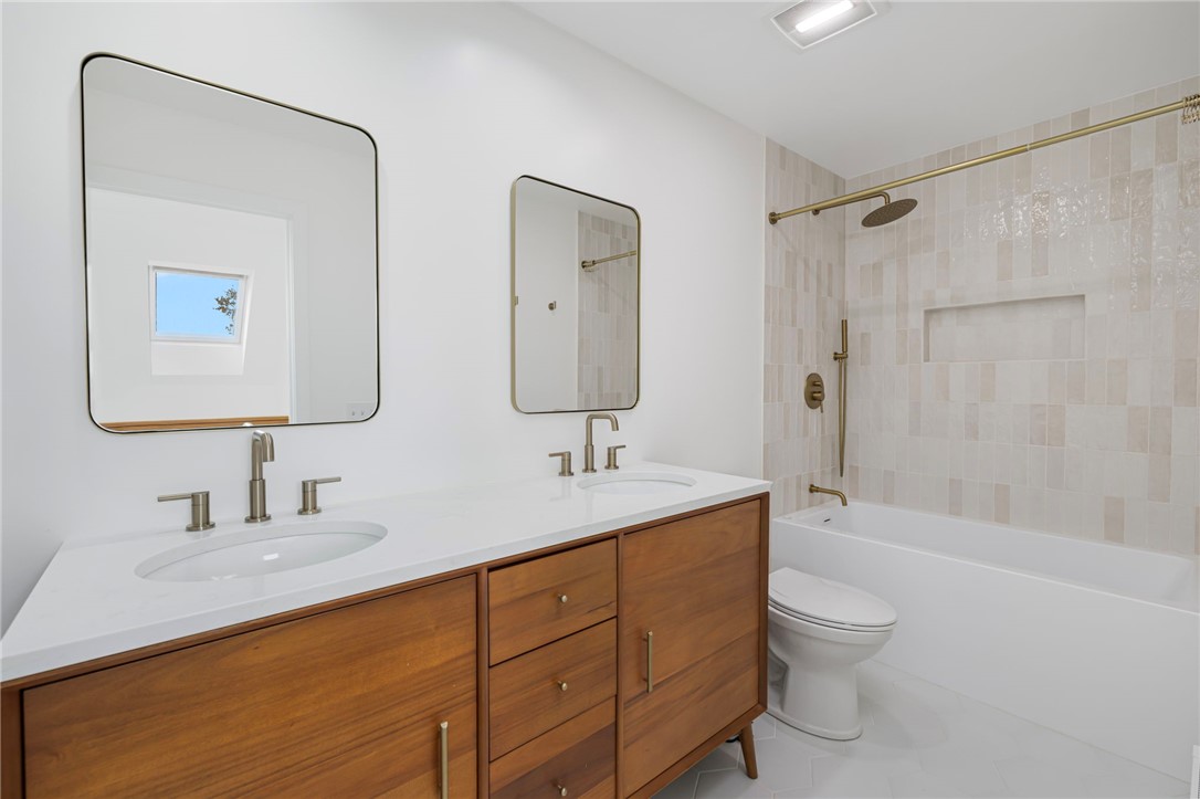 57 Clinton Street, Unit 57C Newport, RI 02840 - Photo 23 of 40 Full Bath