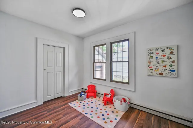 a view of a livingroom with wooden floor and closet