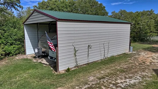 a view of a small house and yard