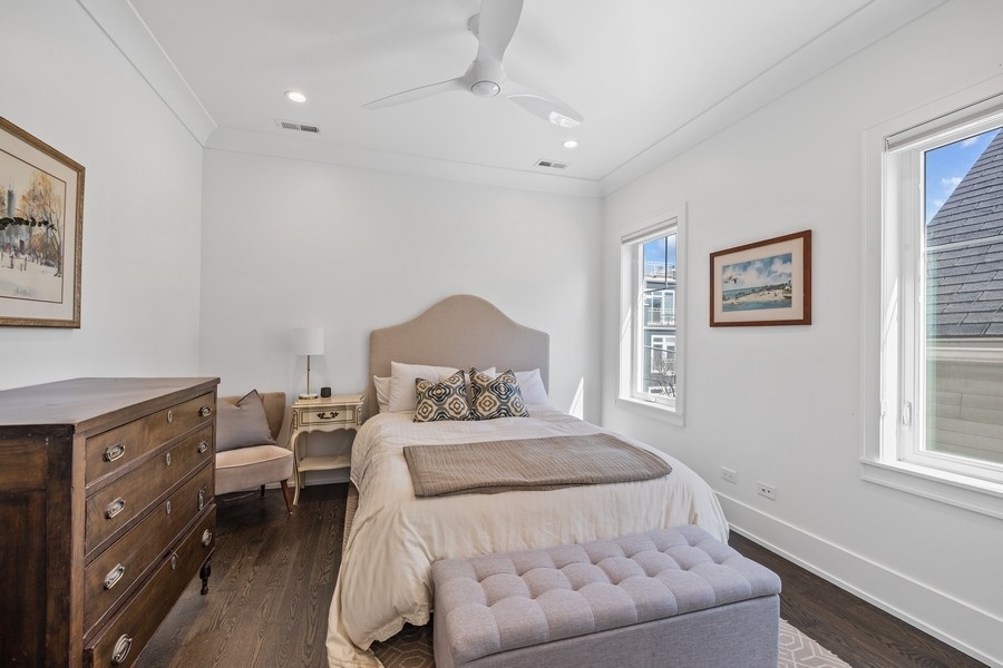 1226 West Draper Street Chicago, IL 60614 - Photo 15 of 28 a bedroom with a bed and a couch