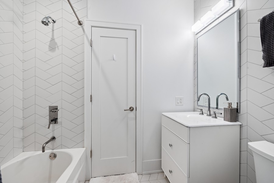1226 West Draper Street Chicago, IL 60614 - Photo 16 of 28 a bathroom with a sink a toilet and shower