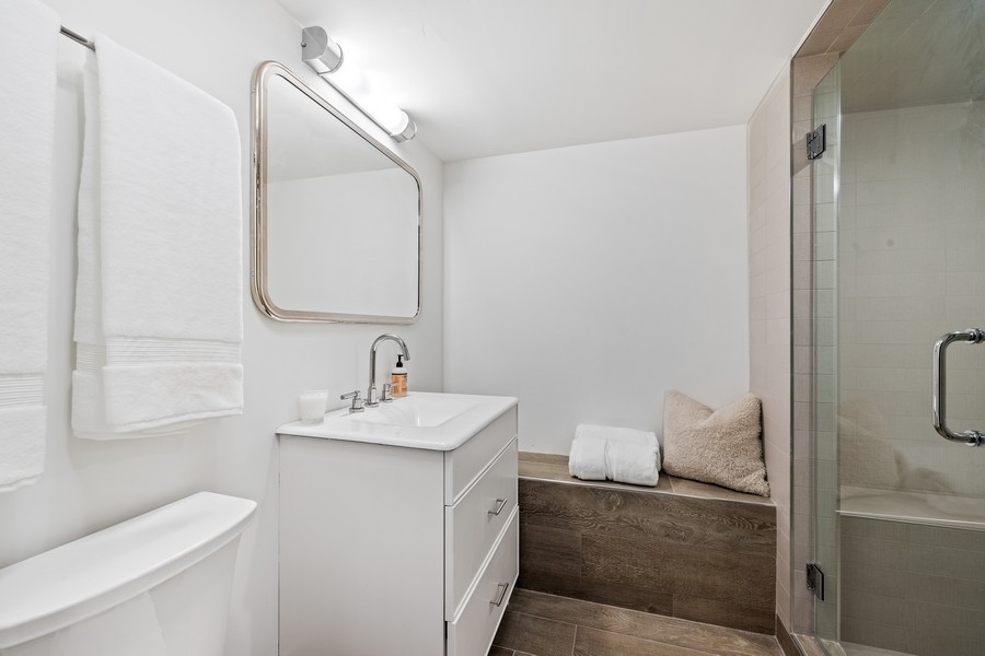 1226 West Draper Street Chicago, IL 60614 - Photo 21 of 28 a bathroom with a sink toilet and tub