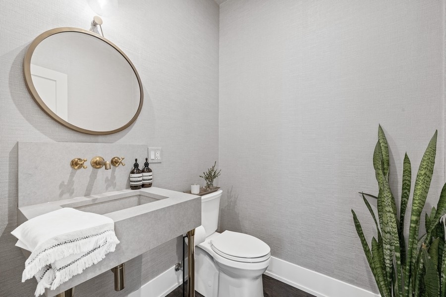 1226 West Draper Street Chicago, IL 60614 - Photo 6 of 28 a bathroom with a toilet a sink and a mirror