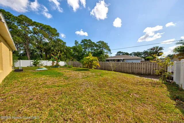 a view of a backyard