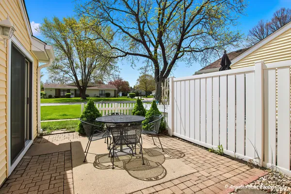 $279,900 | 7201 Hastings Circle, Unit 332, Fox Lake, IL 60020