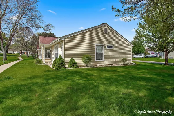 $279,900 | 7201 Hastings Circle, Unit 332, Fox Lake, IL 60020