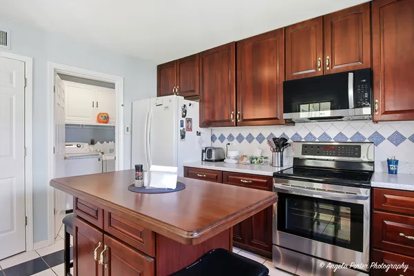 $279,900 | 7201 Hastings Circle, Unit 332, Fox Lake, IL 60020