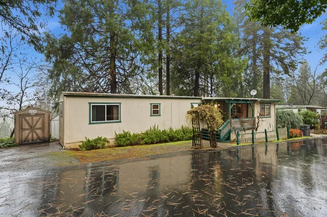 a view of a house with backyard