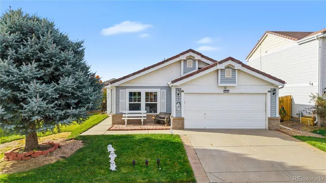 a view of a house with backyard and porch